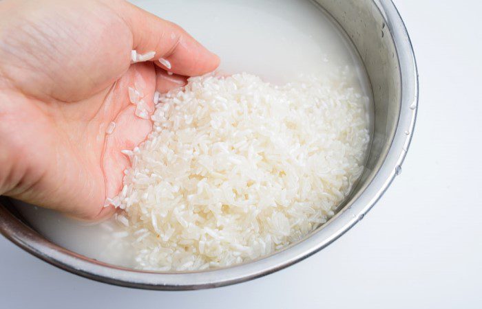 Ngâm gạo trước khi nấu cơm sẽ giúp tiết kiệm điện năng đáng kể 